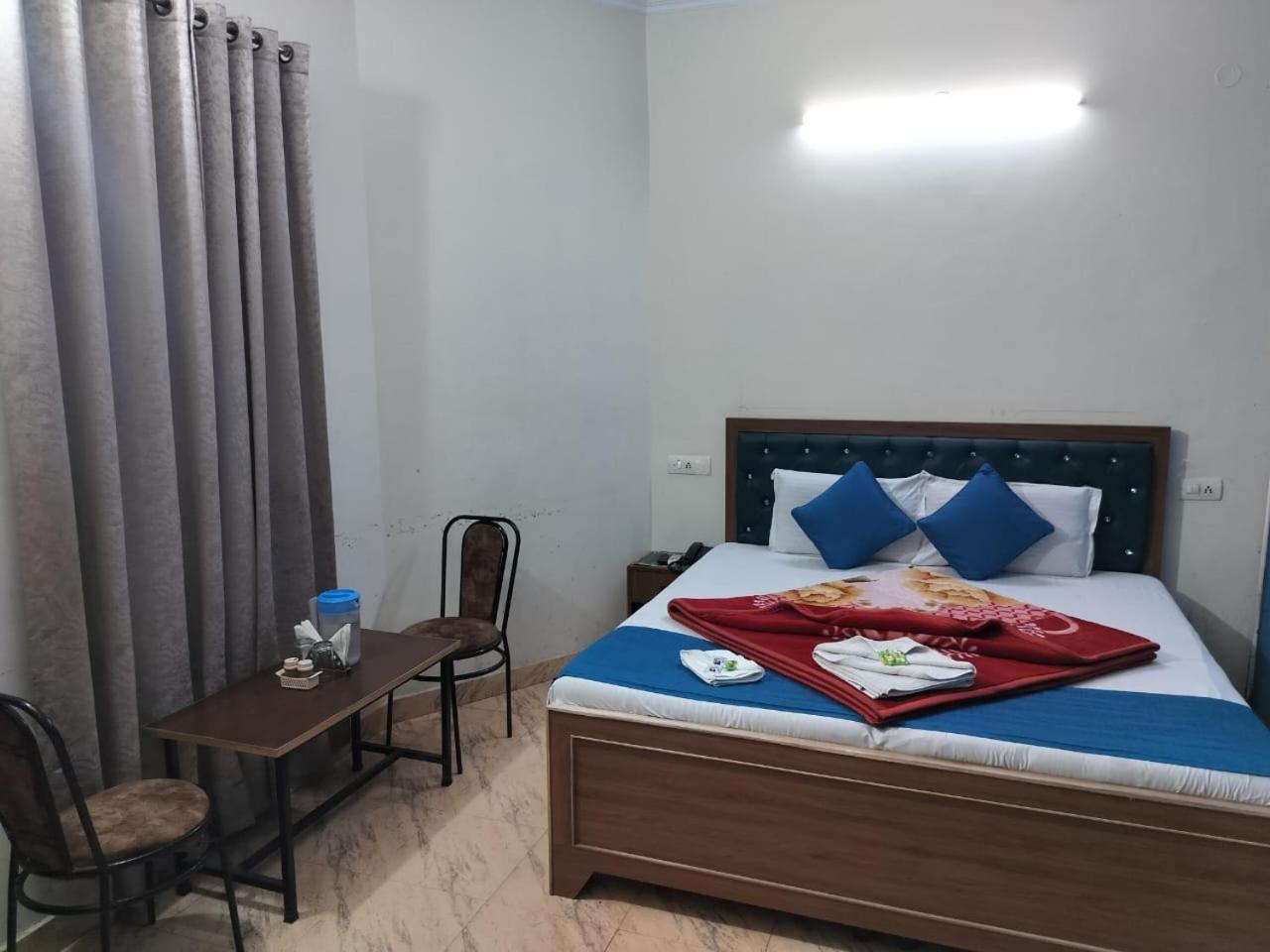 Hotel Holiday Inn Paradise Чандигарх Экстерьер фото